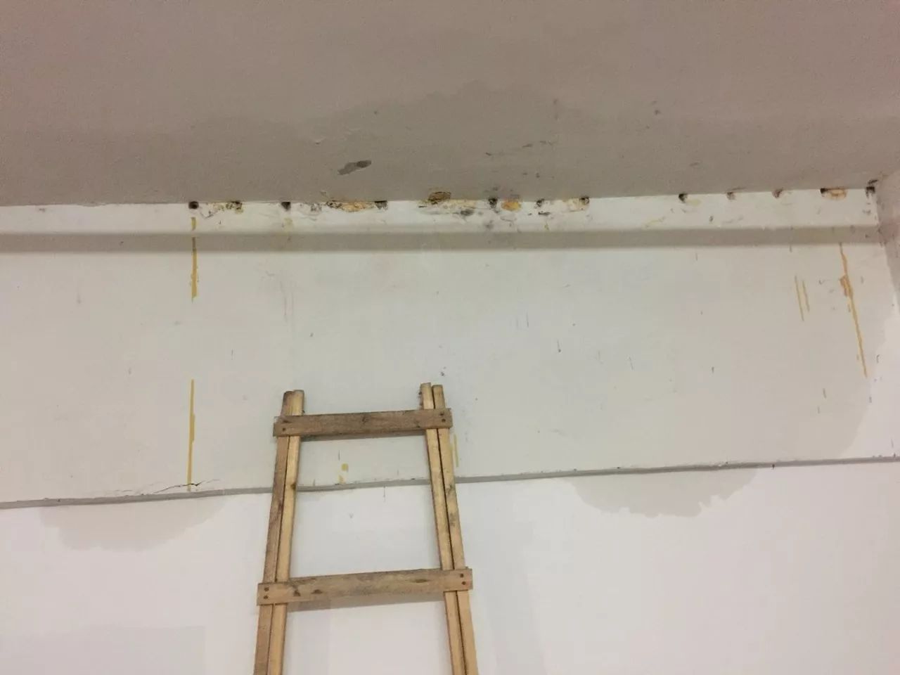 店面墙壁渗水怎么处理?中骏·四季家园物业:等