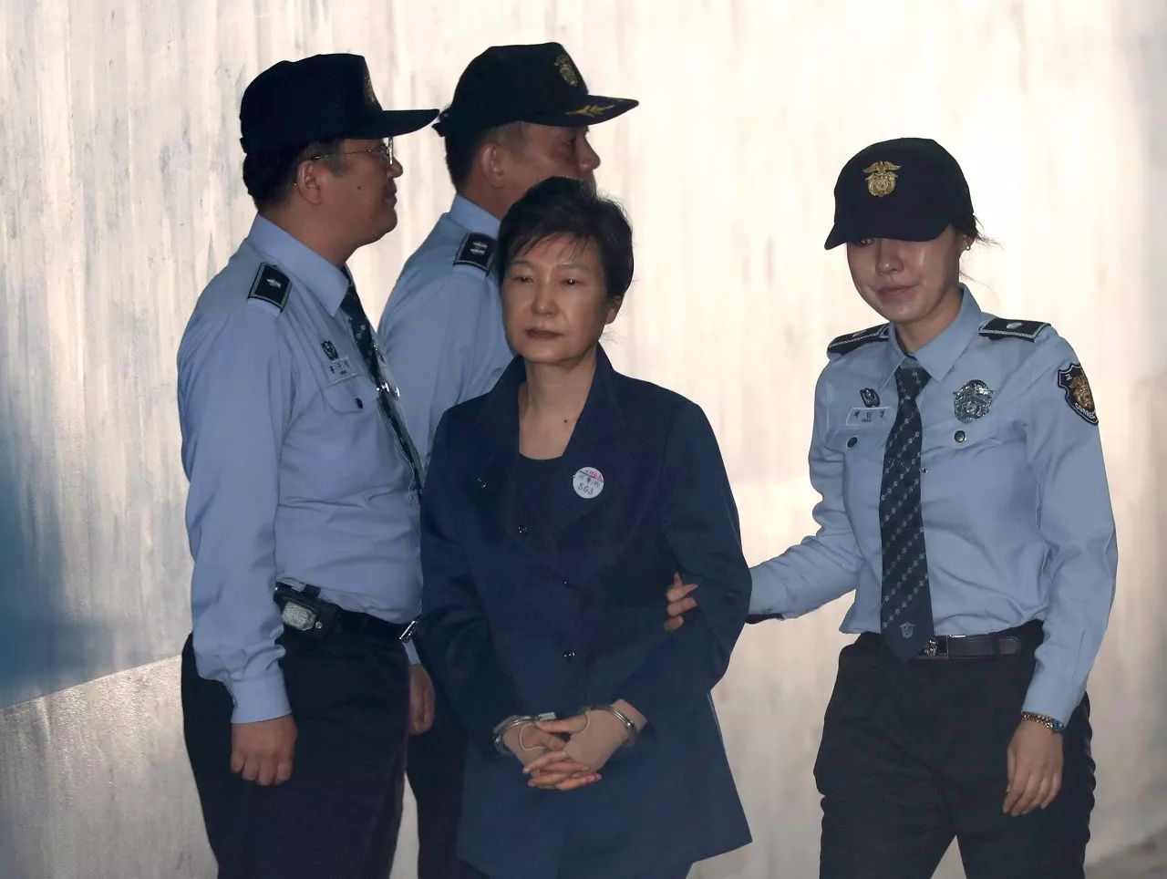 10月13日,在韩国首尔,韩国前总统朴槿惠(中)抵达法院