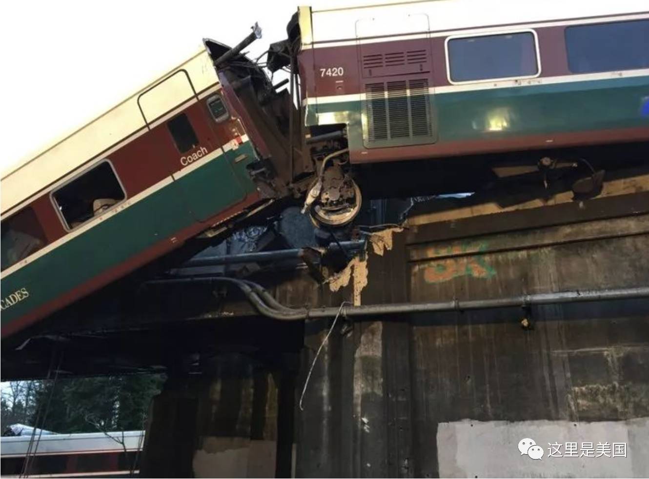 孟加拉国达卡发生列车脱轨事故_新浪新闻
