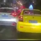 出租车屡次加塞，惹得本田司机当街打人，被围攻！