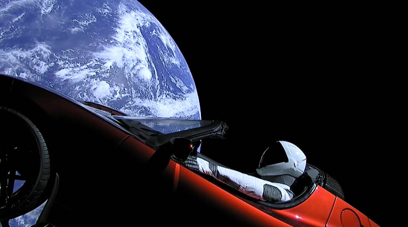 SpaceX 重型猎鹰发射成功，马斯克的特斯拉跑车「探路」火星