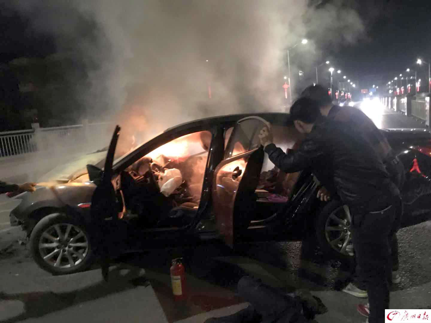 韶关消防警官凌晨路遇车祸 从火海中救出被困司机
