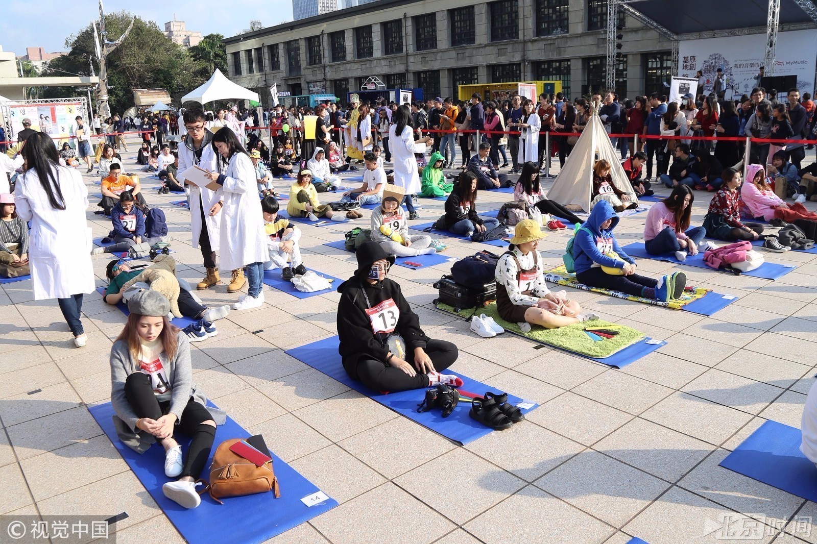 发呆大赛现各路“呆神” 比呆卖萌思考人生