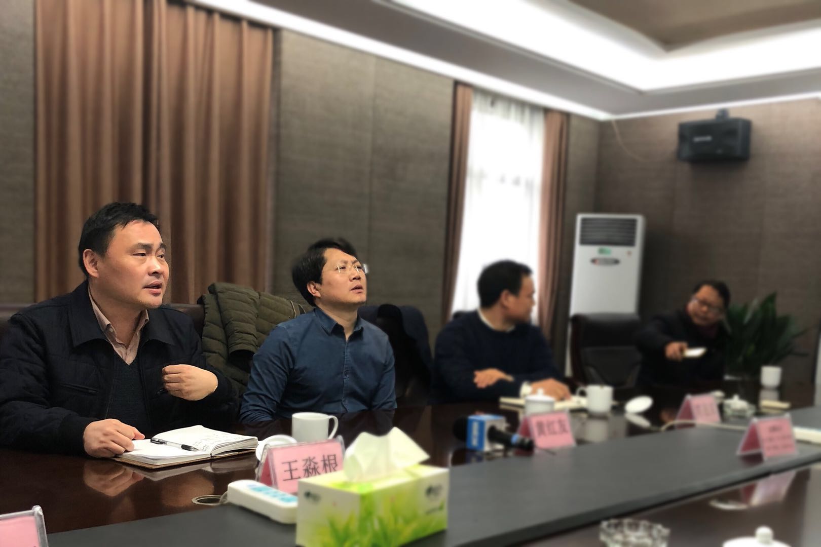 金盾股份董事长_董事长办公室图片(2)