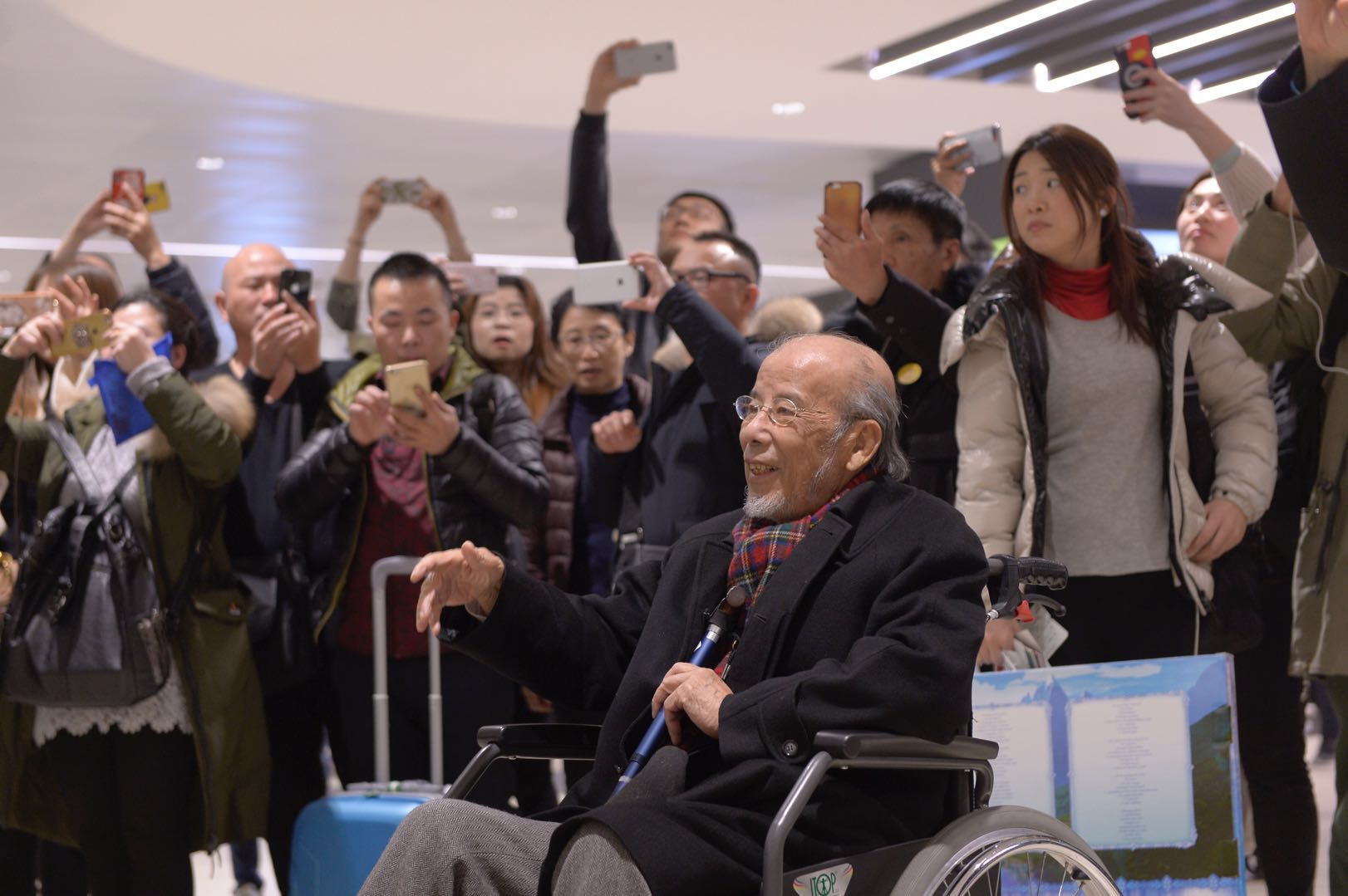 视频94岁指挥家曹鹏带队快闪罗马机场一曲我的祖国让人泪奔