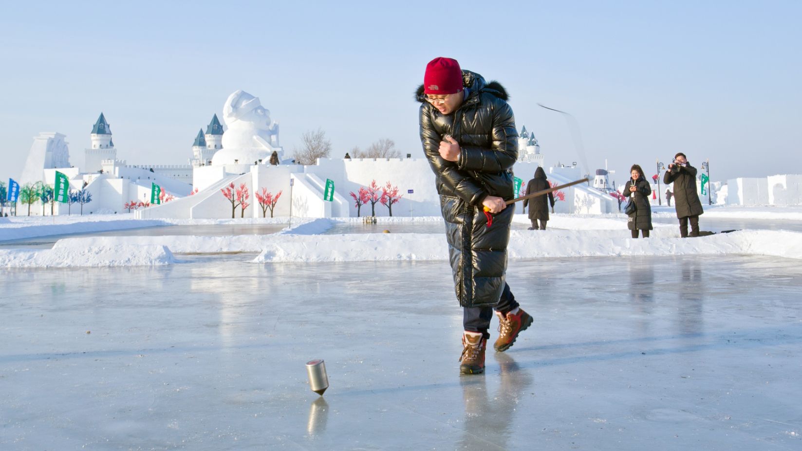 长春市民大年初四看雪雕 滑出溜滑 打冰嘎-中国吉林网