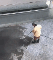 现实版扫地僧 中国美院保洁员用冲地水管写行书