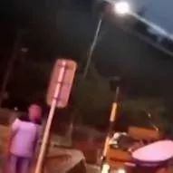 网爆：卡车司机收费站持刀追砍交警，真实原因令人惊恐！