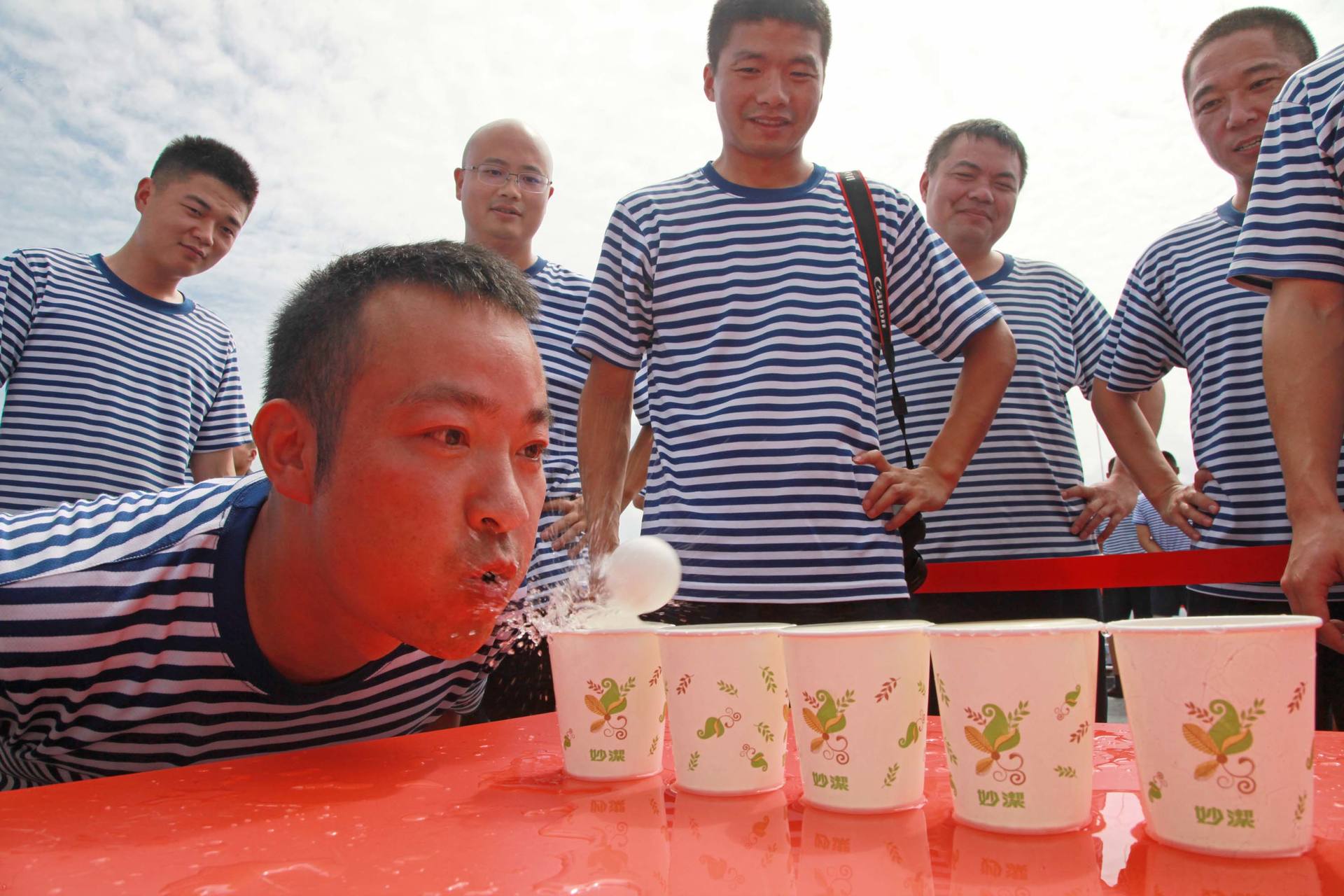 印度洋上和平方舟举行甲板运动会,小世界里也