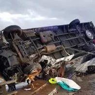 佩服！交警竟徒手“拽”住卡车15分钟！救了咱司机一命！