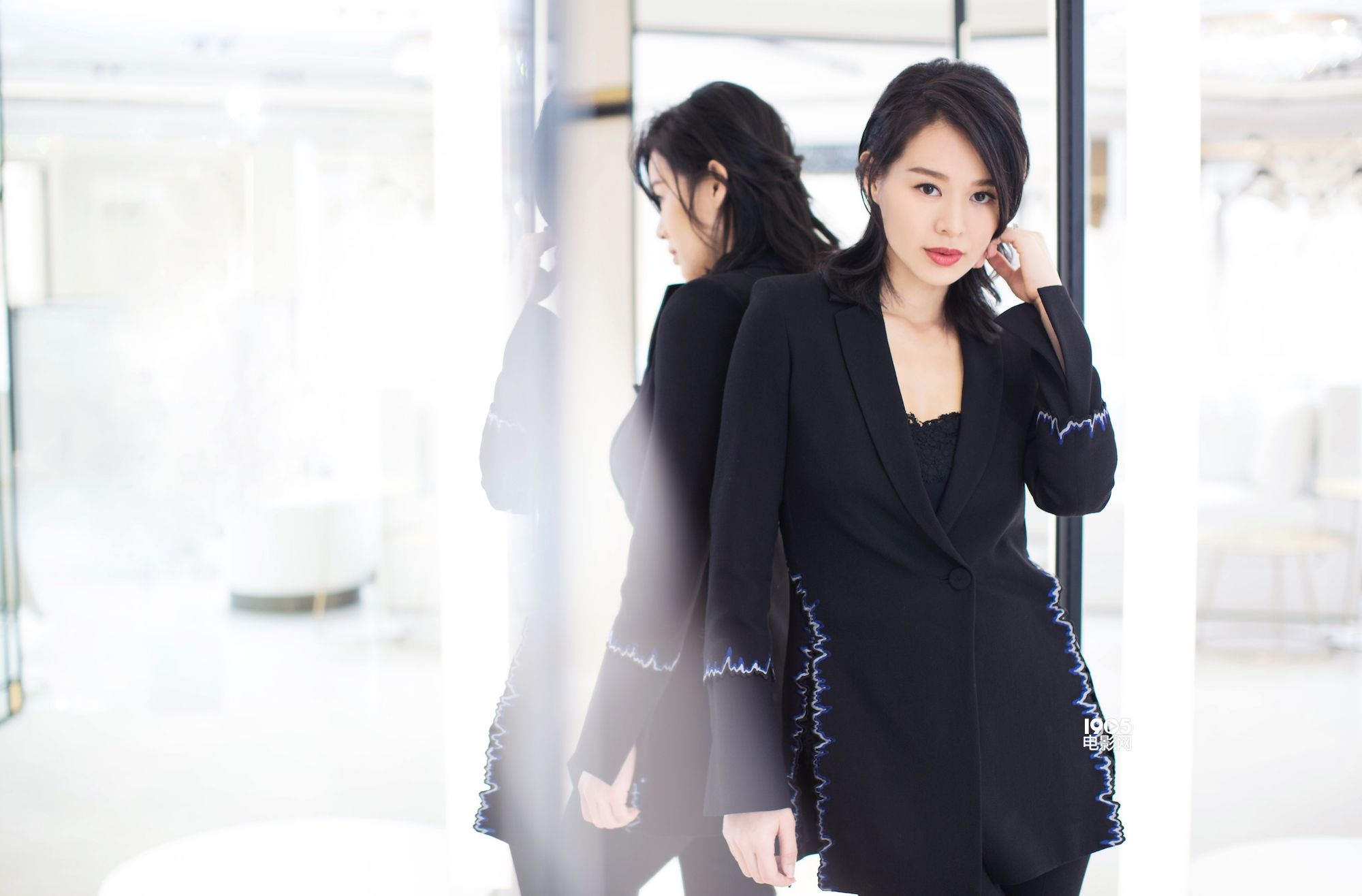 精致辣妈!胡杏儿黑西装搭蕾丝 利落优雅出席活动