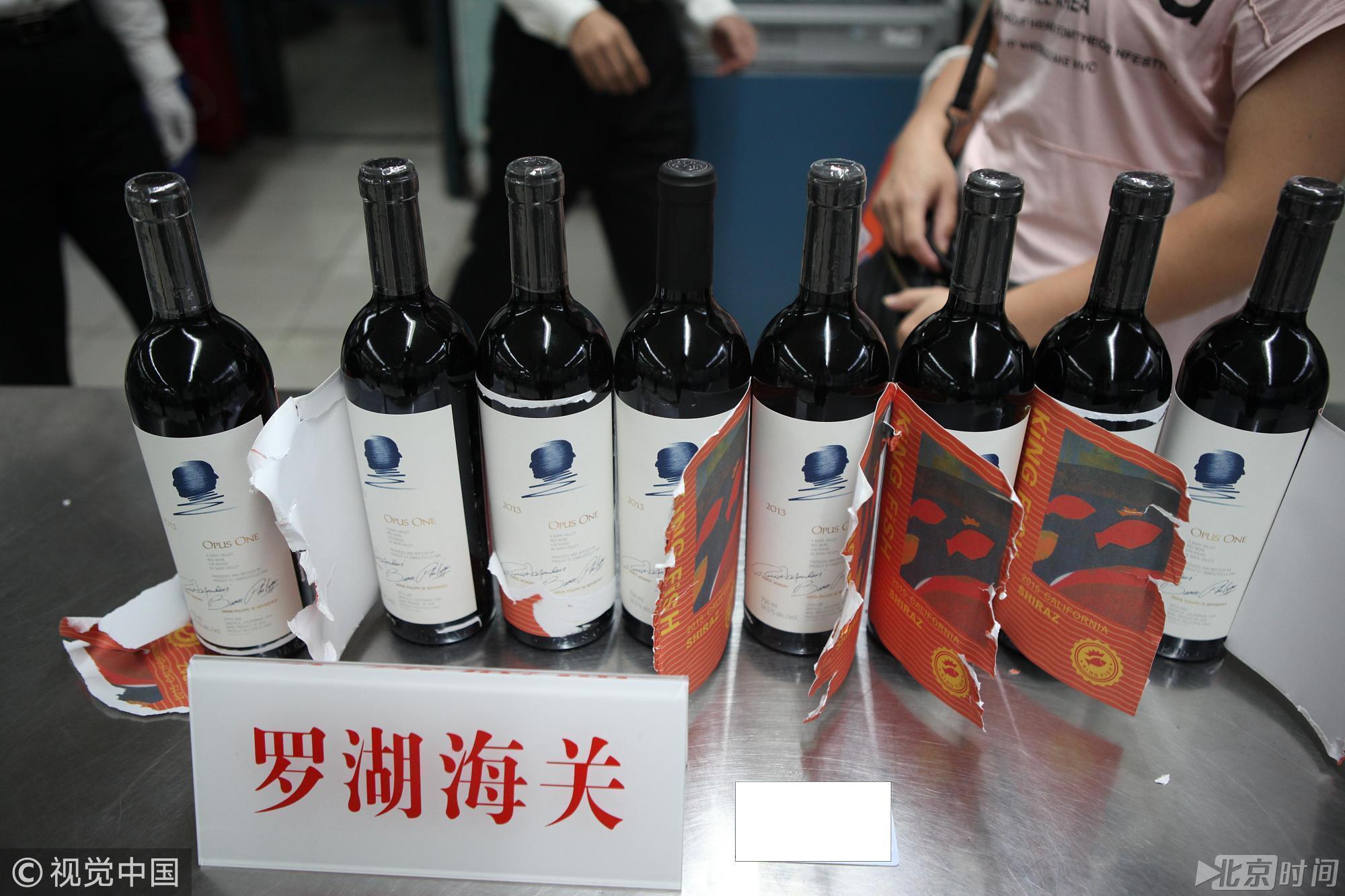 女子将高价酒伪装成廉价酒 入境被海关当场识