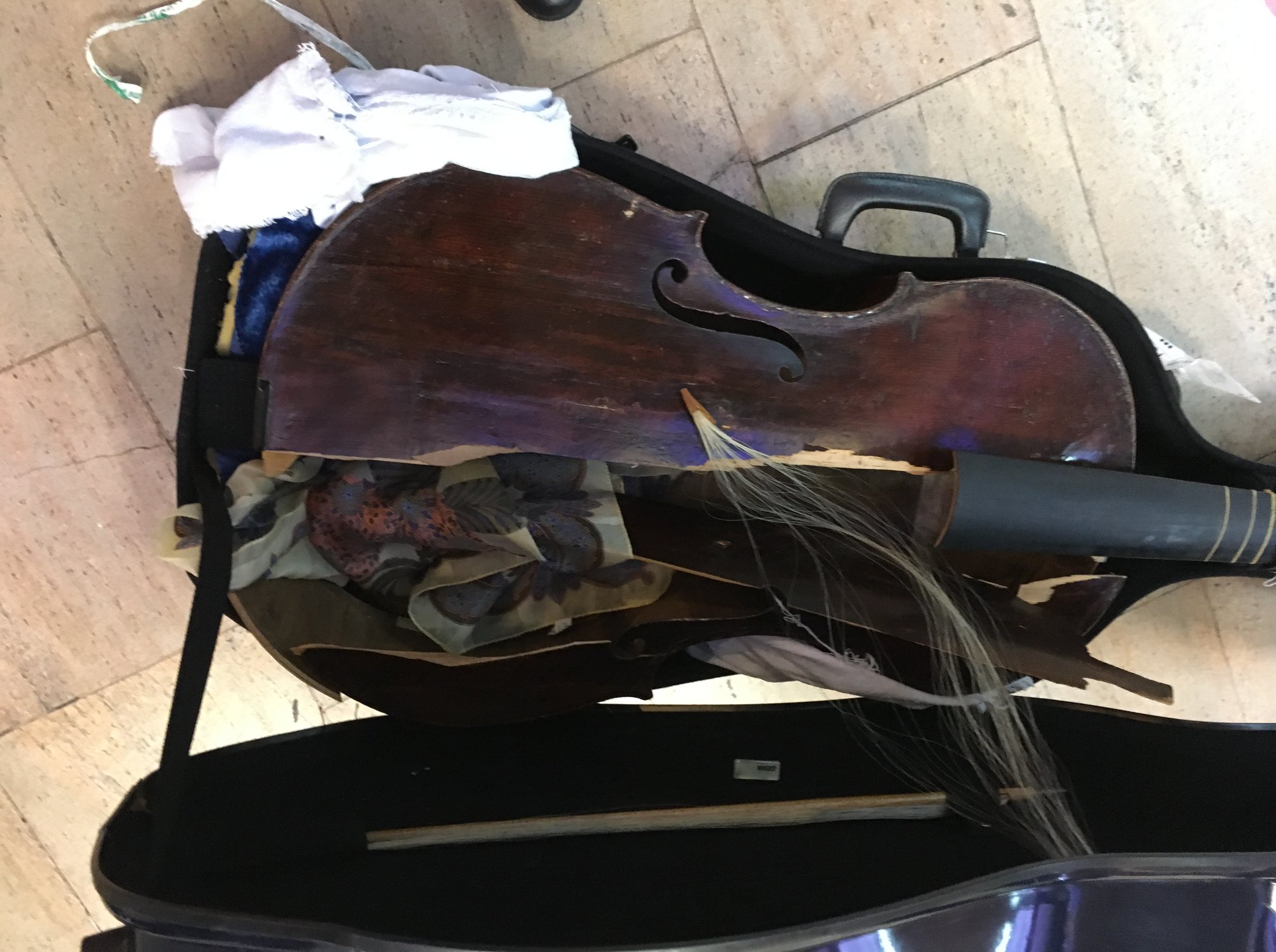 古提琴被损坏。（图片来源：香港东网）