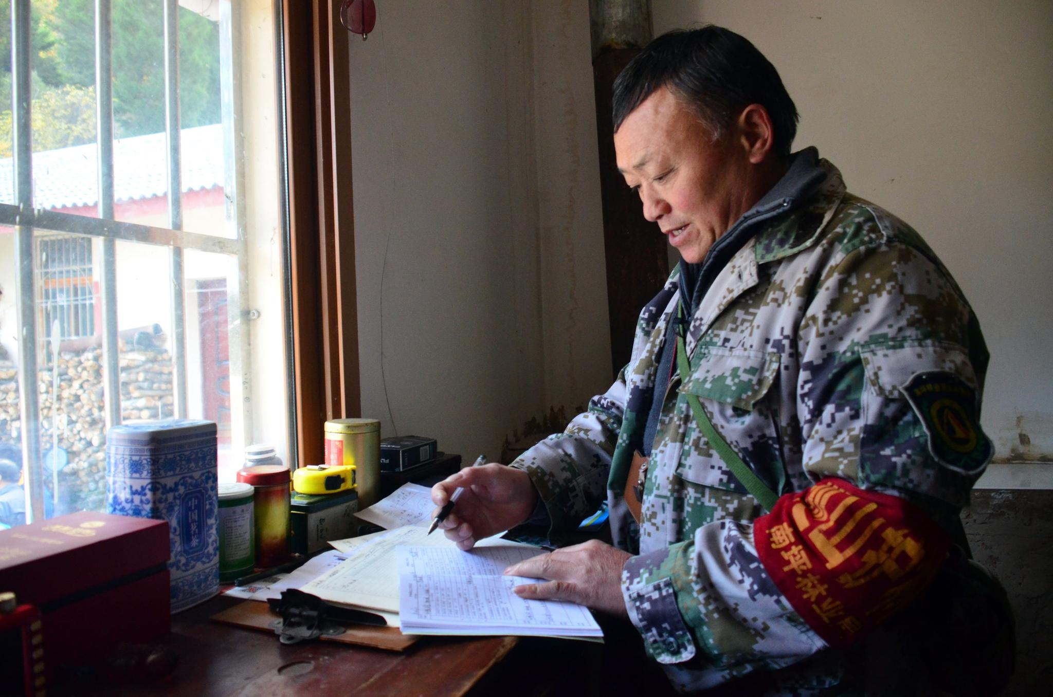 37万人带上生态护林员袖标,带动130万人脱贫