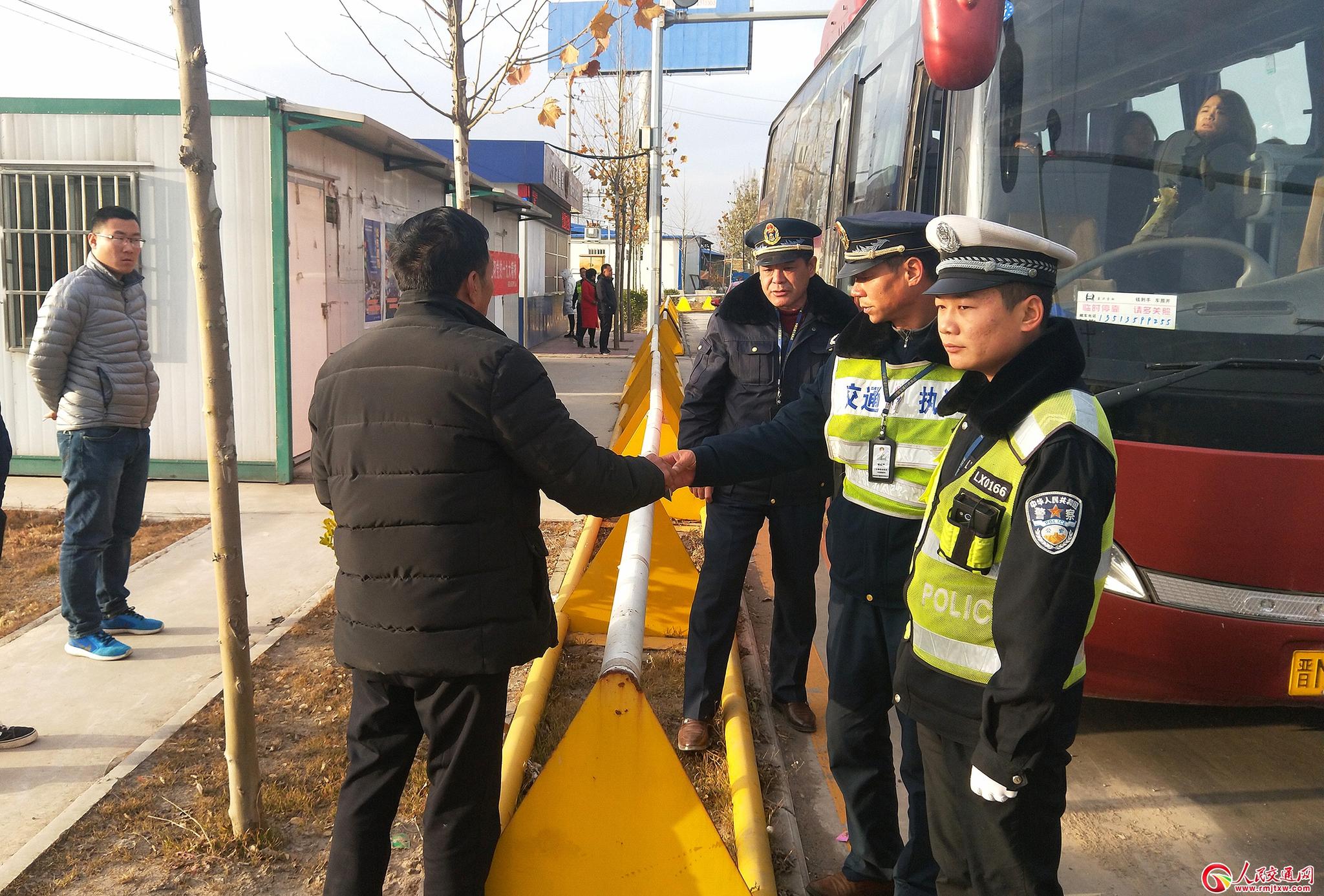 山西临猗:一辆营转非客车非法载客运营被查处