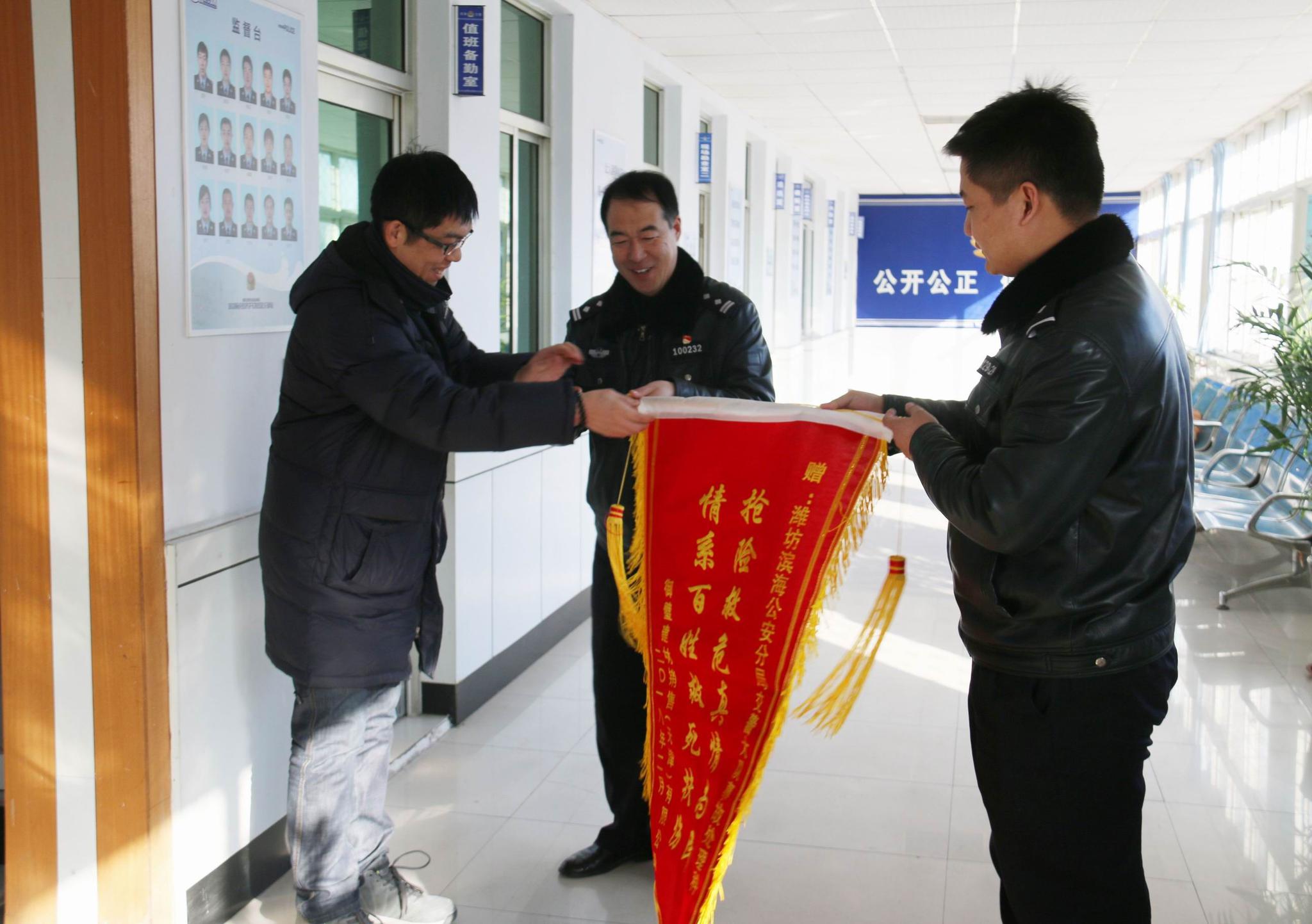 潍坊滨海：车祸昏迷，民警开“生命通道”十分钟送伤者就医