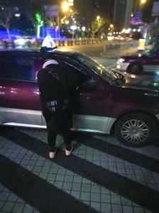 从浦东香格里拉前往徐家汇,这辆出租车要价100元。/晨报记者 吴正彬