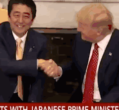 特朗普摇了安倍的手整整19秒,期间很主动两次爱抚式地拍着安倍的手背