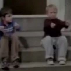 两个小朋友形象的解释了手动挡和自动挡的区别，太可爱了！