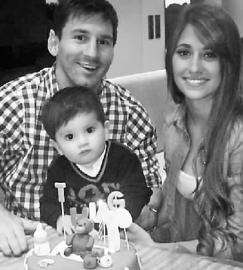 梅西全家福被PS令人啼笑皆非 三人姿势全一模一样小朋友最搞笑