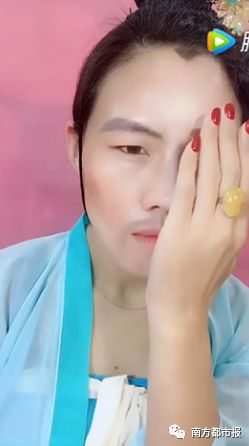 逆天!一个人扮演了整个娱乐圈!对化妆的认知又
