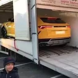 土豪买的全新兰博基尼SUV到货了！下手速度真快！