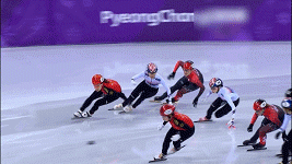 韩国选手与加拿大选手比赛中接触摔倒。