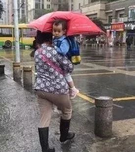 哄孩子吃药太难？这张照片火了！妈妈过分了，拉环都没开呢(图2)