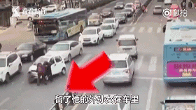 爷爷开电动车将行人卷入车底,伤者刚被救出孙女又踩了