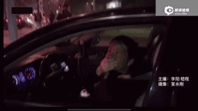 女司机开车敷面膜被查,坚称不会脱落造成危险……(视频)