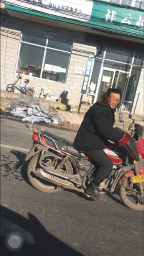 朱振彪手机视频中,交通事故后驾车离开的张永焕。视频截图