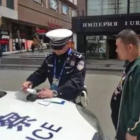 改装车戏弄警车，胆子大无边！