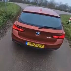 按下2018款宝马1系车钥匙 起步后才知道小钢炮名不虚传