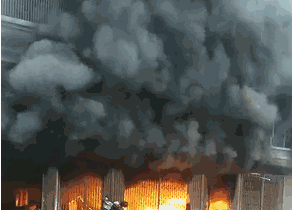 恐怖!池尾某商铺突发大火,现场烈火熊熊太吓人.