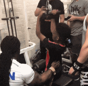 健身男神乌利塞斯不仅肌肉完美,还开始训练下一代了,你有危机感吗?