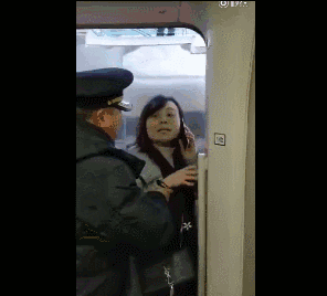 这段视频让网友气炸!但比女子高铁堵门更可怕