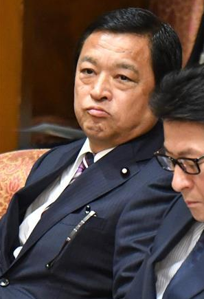 资料图:日本冲绳北方担当相福井照(左一)(图来自日本《产经新闻》)