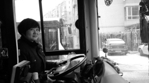 女公交驾驶员每天工作12小时