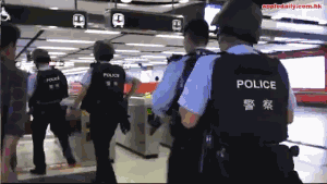 香港劫匪持枪抢银行 警方封锁地铁