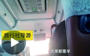 女导游正在推销1680元的雪乡游览套票。 视频截图