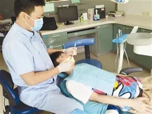 太可怕!19岁女孩一口牙齿溶解了…这个饮食