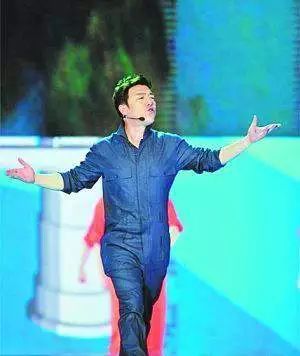 周董玩魔术、天后唱歌、黄渤跳舞狂圈粉!春晚