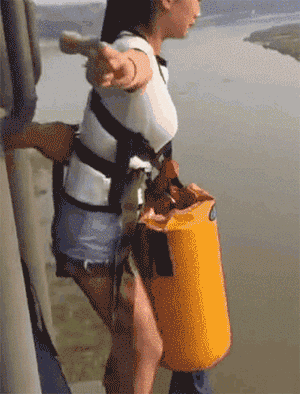 拍迪迦奥特曼的女神多水嫩?动图也想摸妹子的白丝