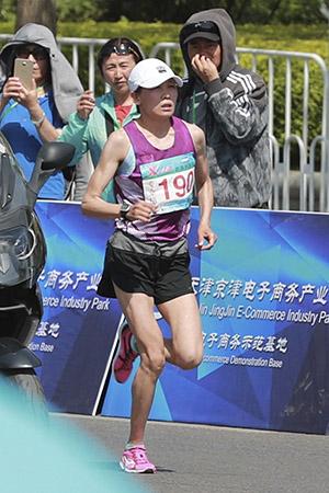 2017年4月29日,第13届全运会马拉松,王佳丽获女子专业组冠军。图/视觉中国