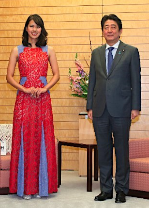 日本首相安倍晋三（右）和2017环球小姐日本代表阿布桃子（左）