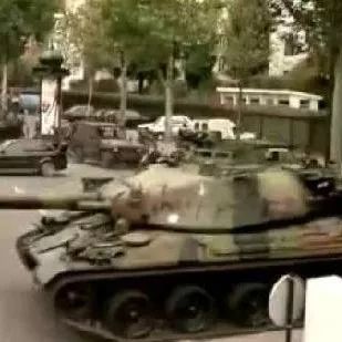 厉害了老丈人！小伙开出租车被欺负，老丈人调坦克支援！