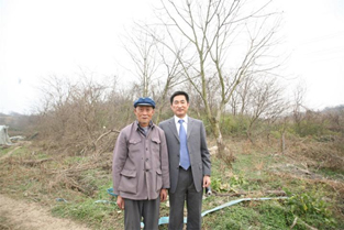李晓方与他调查到的第一位南京大屠杀受害幸存者梅寿芳在一起。 本文图片均由 受访者提供