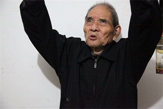 李晓方拍摄的南京大屠杀幸存者贺孝和,讲到当年的遭遇,贺依然充满恐惧。