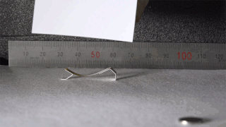韩国研究者发明微型蠕动机器人：依靠周围的水分前行