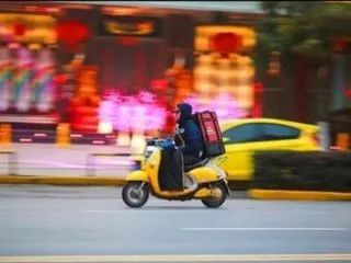 外卖小哥倒贴7趟跑腿费,请陌生视障阿伯吃午餐